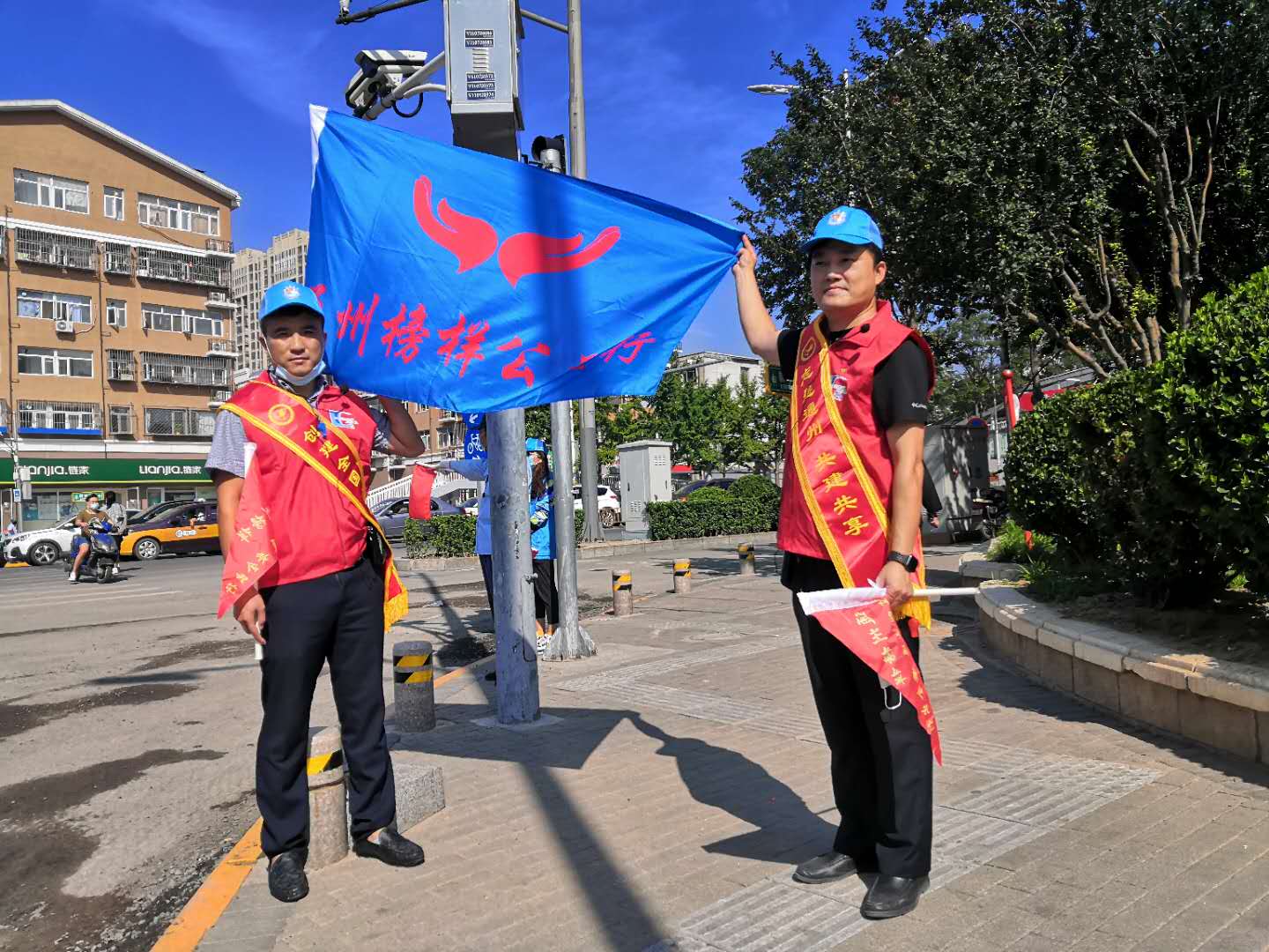 <strong>黑丝美女被人肏到高潮</strong>